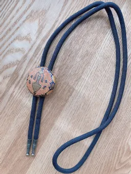 向かい鶴のループタイ(橙)