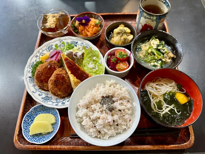 メインと小鉢が嬉しい茶蔵ランチ。お腹いっぱい心もいっぱいになるけど、ちゃんと夜にはお腹が空いてくる、パンチもありつつ実はとってもヘルシーなんですよ。