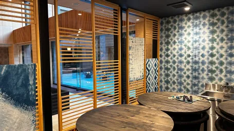 夏休みに泊まった支笏湖畔のホテルには本格的な藍染めの体験講座がありました。生憎、入れ違いで担当の方はいなかったのですが。徳島まで習いに行って。伊達市？で藍は育っているそうです。
最後の写真はこの日の神田オフィス。水やりが片側うまくなくて枯れかかってます。