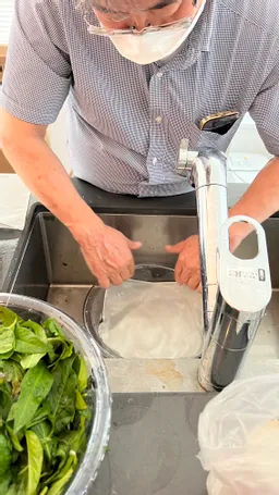 8月10日 2回目の生葉染め
土井さんがポケットチーフやストールを染めました。少し少なめだったので薄めですが
ペイズリー柄が光沢が綺麗、皺も見えないので良いかも。