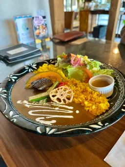 平日の木曜日と金曜日はライスも提供してくれます。写真はチキンカレーだったと。スパイシーでとても美味しかったです。