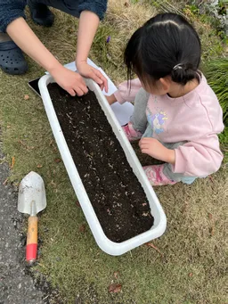 本日、種まきしました。
今年は子供と藍染めができるといいなぁ。
育つのが楽しみ。