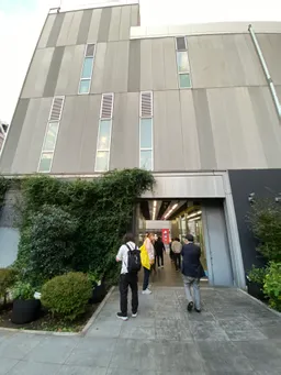 歩く、歩く　　てくてく歩く
歩けば街の　
面白いに出会えた