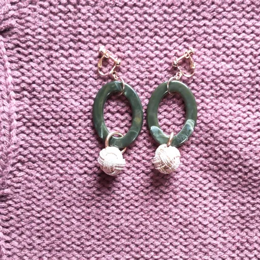 秋冬コーデにグリーン系でネックレスとイヤリング✨