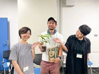 2023年7月23日
第23回 千代田まちづくりサポート公開審査会

六番町の店舗ビル裏でハーブ＆野菜を栽培しているカフェ アマルフィー松田さまにお声がけいただき、関さんが持参していた「お守り藍」を里子に🌱

近いうちに様子見＆他の栽培ハーブや野菜を見学させていただく予定です。