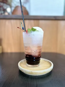 どれから食べようかなあと必ず迷ってしまう「茶蔵ランチ」。
品数の多さに目でも満足、お腹も満足！もちろんお味も大満足です♪
別日に飲んだ「五福クリームソーダ」。カシス？だったかな。5種類を順番にコンプリートしてみたい！