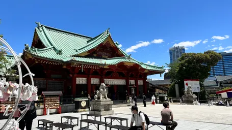 神田明神さんで　関さん、峯岸さん、鳥居宮司で藍の苗を植えてきました。奥の広いスペースにも、どうぞと勧められて。月末にも植えに行く予定です。快晴で気持ちの良いイベントになりました^ - ^ お詣りの列に関さん並んでます！