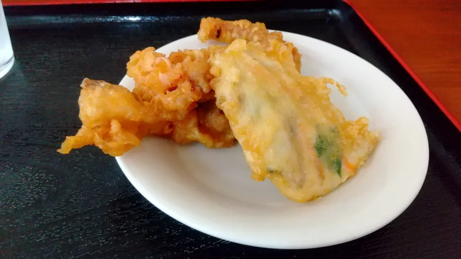 今年はとても暑くて、よく冷えた氷うどんを頂きました
天ぷらの種類も多く、いなり寿司やおむすび、どどめせもあるのでお腹の空き具合によっていろんな組み合わせを楽しめます
新しく発売された手拭いが可愛くて購入しました💕