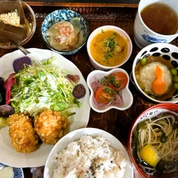 どれから食べようかなあと必ず迷ってしまう「茶蔵ランチ」。
品数の多さに目でも満足、お腹も満足！もちろんお味も大満足です♪
別日に飲んだ「五福クリームソーダ」。カシス？だったかな。5種類を順番にコンプリートしてみたい！