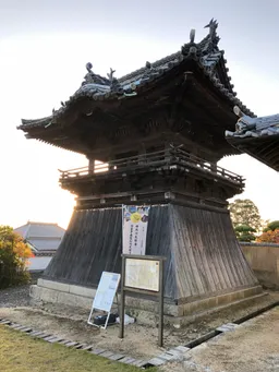 2022年11月に別のスタンプラリーで邑久駅→砥石城跡→乙子城跡→餘慶寺→大富駅と歩きました。
山の上にあるので徒歩の場合は頑張って上がって下さい・苦笑。

この時はGoogleナビで検索を掛けると回り込む形にナビしますが、工事か何かで通行禁止になっています。
偶然、地元民の方に道を聞いたら通行禁止と言っていて、別の上がり道を教えてくれました。(画像参照)
＊2024年8月の頃は変わっているかもしれません。

宇喜多秀家が持ち帰ったと言う梵鐘。
以前は住職さんが鐘をついていたそうなのですが、お歳もあり直接はつけなくなったそうです。(2022年当時)

時間ギリギリでお邪魔したのであまり見学は出来ませんでしたが、夕日がいい感じでした。