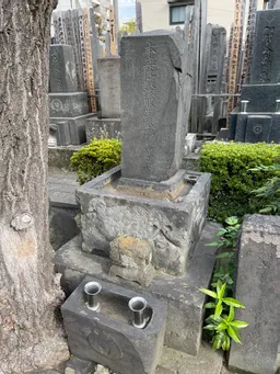 墓石の文字を読み解くのも大変。