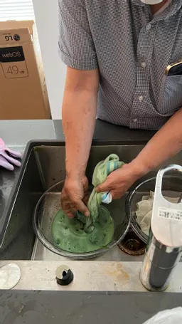 8月10日 2回目の生葉染め
土井さんがポケットチーフやストールを染めました。少し少なめだったので薄めですが
ペイズリー柄が光沢が綺麗、皺も見えないので良いかも。