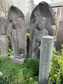 お墓の入り口からずらっと並んでいます。
何探してるの？って聞かれちゃいましたw