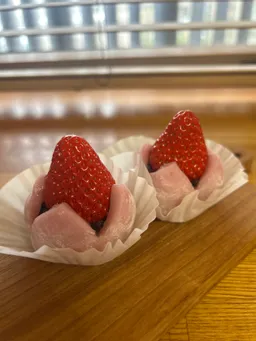 いちごと甘酒のジェラートとお持ち帰りのいちご大福。
ジェラートの写真！と気がついた時には半分以上食べてました笑
無茶苦茶美味しかったです🍓