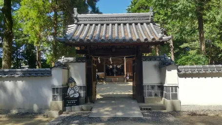 山鳥毛の展示期間中には奉納刀や備前焼の山鳥毛写しが展示されています。
運が良ければ、大笑い一座さん達によるおもてなしイベントに出会えるかも！
鳥居の両脇にいる備前焼の狛犬達が可愛いです
