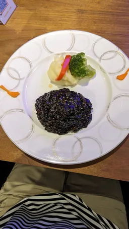 真っ黒なハンバーグ美味しかった。
