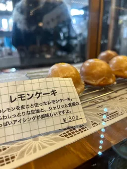 パニーニランチをホットのカフェラテでいただきました。
焼きたてパニーニは最高です！
お持ち帰りに、ハマっているレモンケーキを🍋食べた時のレモン感が他にはないレモンケーキです。お土産にもぴったり^ ^