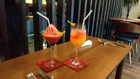 玉鋼ハンバーグや山鳥毛カクテルはもちろん、合鴨ロースのスモークがビックリするほど美味しかったです。
燻製の香りと噛むほどにじゅわ～と口に広がる豊かな旨み、バルサミコ酢とマスタードで2度楽しめるのも嬉しいですね✨
他のサイドメニューも美味しそうで何度も足を運びたくなります。
小さなお連れさまへの心遣いも素敵なお店です！
