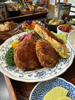 メインと小鉢が嬉しい茶蔵ランチ。お腹いっぱい心もいっぱいになるけど、ちゃんと夜にはお腹が空いてくる、パンチもありつつ実はとってもヘルシーなんですよ。