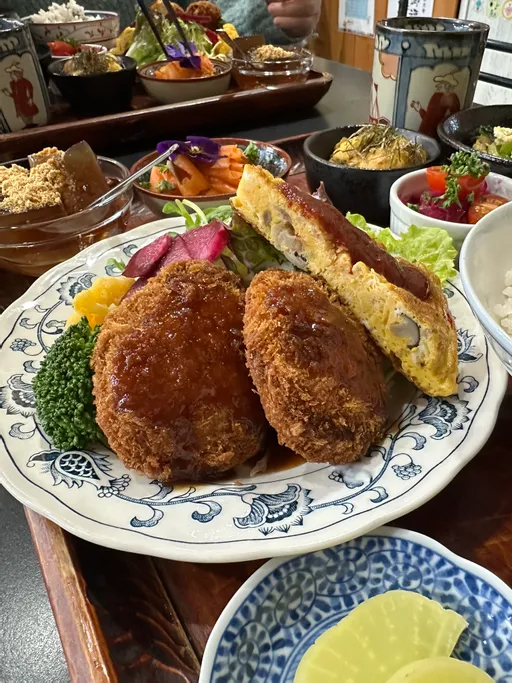 メインと小鉢が嬉しい茶蔵ランチ。お腹いっぱい心もいっぱいになるけど、ちゃんと夜にはお腹が空いてくる、パンチもありつつ実はとってもヘルシーなんですよ。