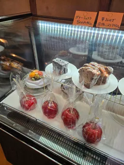 りんご飴が美味しくてリピートです。今日は華おはぎもあります。次回は華おはぎを狙います。