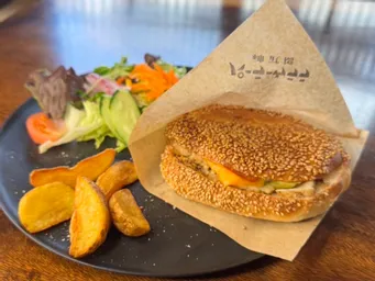 パニーニランチをホットのカフェラテでいただきました。
焼きたてパニーニは最高です！
お持ち帰りに、ハマっているレモンケーキを🍋食べた時のレモン感が他にはないレモンケーキです。お土産にもぴったり^ ^