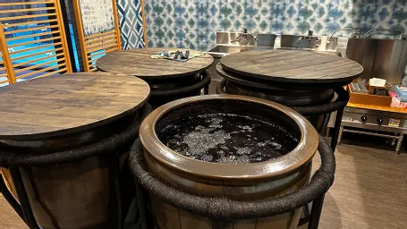 夏休みに泊まった支笏湖畔のホテルには本格的な藍染めの体験講座がありました。生憎、入れ違いで担当の方はいなかったのですが。徳島まで習いに行って。伊達市？で藍は育っているそうです。
最後の写真はこの日の神田オフィス。水やりが片側うまくなくて枯れかかってます。