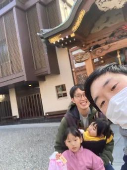 めいちゃん札を見せてます！上手！