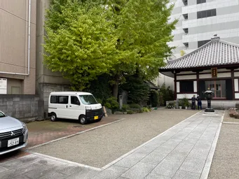 少し奥にあった