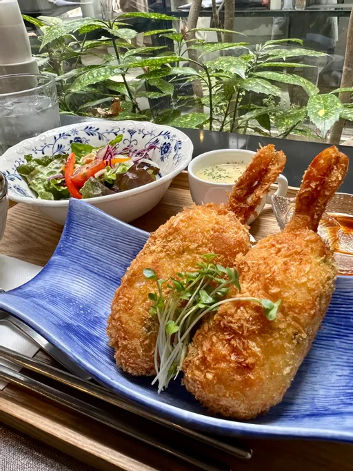 新メニュー「えびカツ」。プリッぷり、カリッかりのカツ。美味しゅうございました😋。