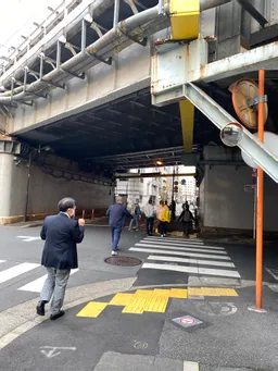 歩く、歩く　　てくてく歩く
歩けば街の　
面白いに出会えた