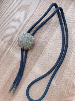 向かい鶴のループタイ(緑)