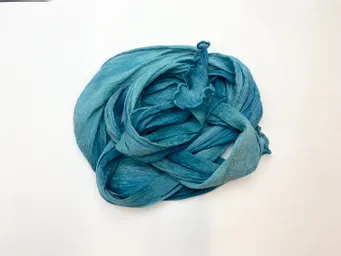 間引きで得られた葉を使って、絹のストールを染めてみました♪