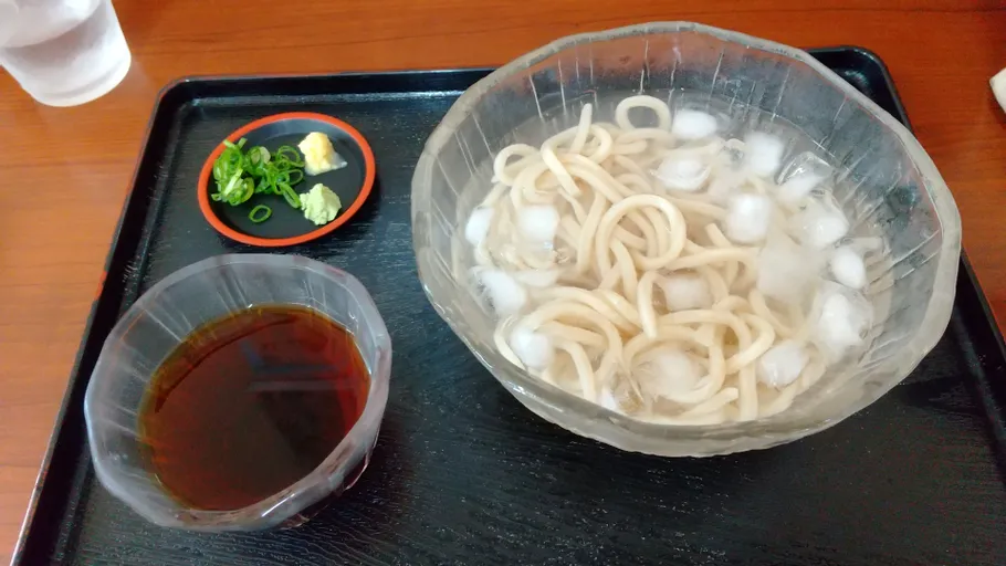 今年はとても暑くて、よく冷えた氷うどんを頂きました
天ぷらの種類も多く、いなり寿司やおむすび、どどめせもあるのでお腹の空き具合によっていろんな組み合わせを楽しめます
新しく発売された手拭いが可愛くて購入しました💕