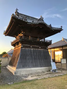 2022年11月に別のスタンプラリーで邑久駅→砥石城跡→乙子城跡→餘慶寺→大富駅と歩きました。
山の上にあるので徒歩の場合は頑張って上がって下さい・苦笑。

この時はGoogleナビで検索を掛けると回り込む形にナビしますが、工事か何かで通行禁止になっています。
偶然、地元民の方に道を聞いたら通行禁止と言っていて、別の上がり道を教えてくれました。(画像参照)
＊2024年8月の頃は変わっているかもしれません。

宇喜多秀家が持ち帰ったと言う梵鐘。
以前は住職さんが鐘をついていたそうなのですが、お歳もあり直接はつけなくなったそうです。(2022年当時)

時間ギリギリでお邪魔したのであまり見学は出来ませんでしたが、夕日がいい感じでした。