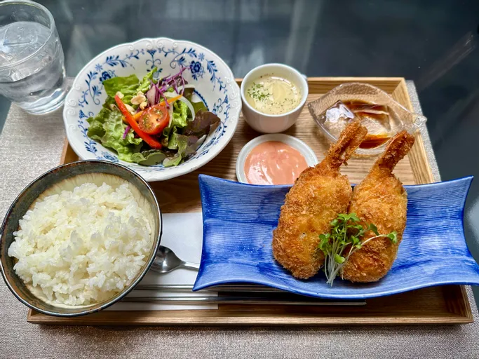 新メニュー「えびカツ」。プリッぷり、カリッかりのカツ。美味しゅうございました😋。