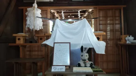 山鳥毛の展示期間中には奉納刀や備前焼の山鳥毛写しが展示されています。
運が良ければ、大笑い一座さん達によるおもてなしイベントに出会えるかも！
鳥居の両脇にいる備前焼の狛犬達が可愛いです
