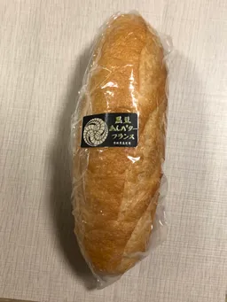 玉鋼ジュエリーさんで一文字パンを購入した後でこちらへ行きました。
到着したのは11時過ぎ位。
人気なのか棚のパンの数が少ない・一文字パンを買っているのであまり購入すると量・暑さもあり食べきれない・冷汗。

前から気になっていた「官兵衛黒豆あんバターフランス」を探すも売り切れ⁈
「無い場合はお声掛け下さい。」との貼り紙に聞いてみたら作ってくれました。

クリーム・お惣菜パンも捨てがたかったのですが、シンプルに塩パン・ベーグルなどを選択。
もちっとして美味しかったです。
官兵衛フランスは甘さ控えめの黒豆あんで、パン自体もそこそこ大きさがあったので食べ応えがあります。

一文字パンを先に購入してしまった場合は胃袋と相談しながら買って下さいね・笑。