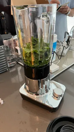 8月10日 2回目の生葉染め
土井さんがポケットチーフやストールを染めました。少し少なめだったので薄めですが
ペイズリー柄が光沢が綺麗、皺も見えないので良いかも。