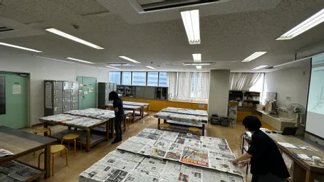 九段生涯学習館で、小学生の親子20組で藍の生葉染め体験会、この後10-11時半と14-15時半の2回開催です！