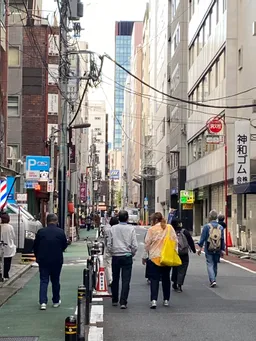 歩く、歩く　　てくてく歩く
歩けば街の　
面白いに出会えた