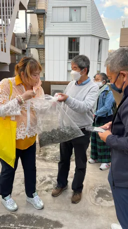 東京楠堂さんの屋上で育てている藍は花が綺麗に咲いててすごーい！